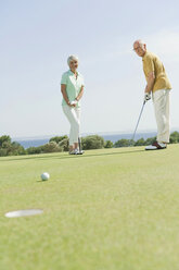 Spain, Mallorca, Senior couple playing golf - WESTF12849