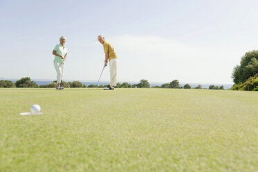 Spain, Mallorca, Senior couple playing golf - WESTF12848