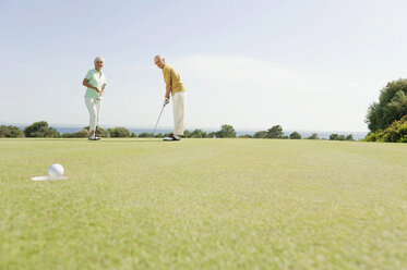 Spanien, Mallorca, Seniorenpaar beim Golfspielen - WESTF12848