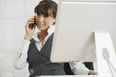 Junge Frau im Büro beim Telefonieren - WESTF12837