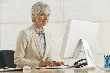 Senior Businesswoman using computer - WESTF12831