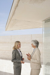 Spanien, Mallorca, Zwei Geschäftsfrauen im Gespräch - WESTF12807