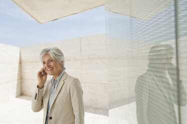 Spain, Mallorca, Senior Businesswoman using mobile phone - WESTF12806