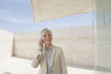 Spanien, Mallorca, Ältere Geschäftsfrau mit Mobiltelefon - WESTF12805