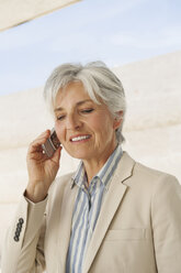 Spanien, Mallorca, Ältere Geschäftsfrau mit Mobiltelefon - WESTF12804