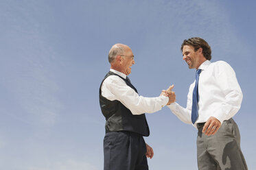 Spain, Mallorca, Businessmen shaking hands - WESTF12776