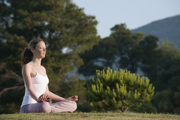 Spain, Mallorca, Woman exercising yoga, meditating - WESTF12725