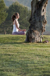 Spanien, Mallorca, Frau übt Yoga, meditiert - WESTF12724