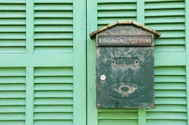 Spanien, Grüner Briefkasten auf grünen Fensterläden - AWDF00407