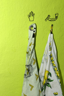 Handtücher hängen am Haken an der grünen Wand - AWDF00399