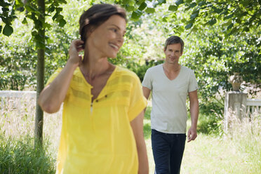 Germany, Hamburg, Couple walking outdoors - WESTF13105