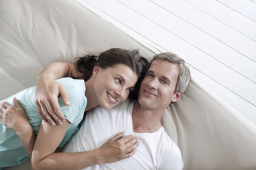 Germany, Hamburg, Couple lying in bed, elevated view - WESTF13093