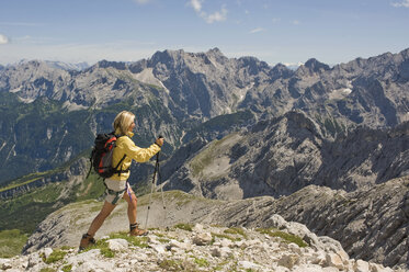 Deutschland, Garmisch-Partenkirchen, Alpspitz, Wanderin mit Rucksack - RNF00011