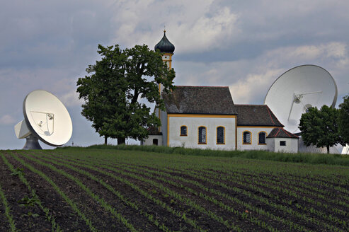 Deutschland, Oberbayern, Raisting, Kirche und Satellitenschüsseln - KSF00066