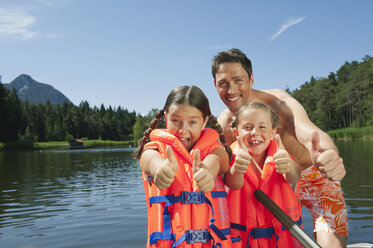 Italien, Südtirol, Vater und Kinder (6-7) (8-9), Kinder mit Schwimmwesten, lächelnd, Porträt - WESTF13340