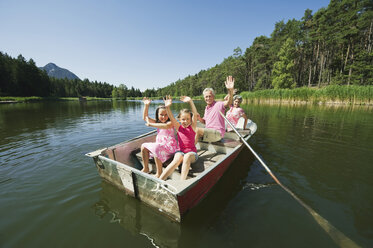 Italien, Südtirol, Großeltern und Kinder (6-7) (8-9) im Ruderboot auf dem See, Porträt - WESTF13330