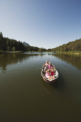 Italien, Südtirol, Großeltern und Kinder (6-7) (8-9) im Ruderboot auf dem See, Porträt - WESTF13326