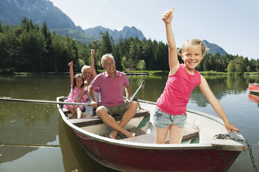 Italien, Südtirol, Großeltern und Kinder (6-7) (8-9) im Ruderboot auf dem See, Porträt - WESTF13323