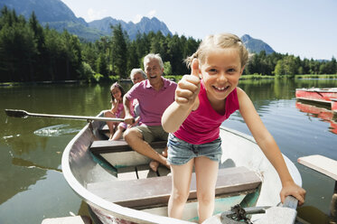 Italien, Südtirol, Großeltern und Kinder (6-7) (8-9) im Ruderboot auf dem See, Porträt - WESTF13322