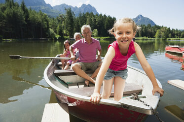 Italien, Südtirol, Großeltern und Kinder (6-7) (8-9) im Ruderboot auf dem See, Porträt - WESTF13321