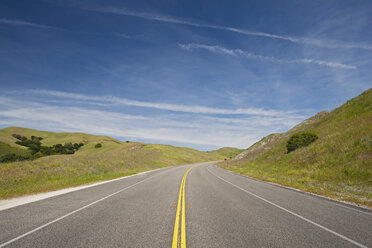 USA, Kalifornien, Verlassene Landstraße - FOF01549