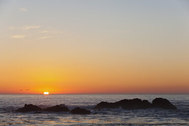 USA, Kalifornien, Sonnenuntergang über dem Meer - FOF01535