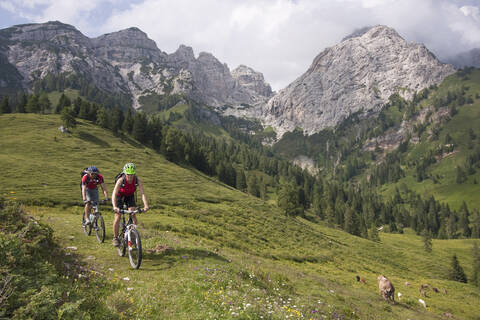 Italien, Dolomiten, Mountainbiking zu zweit, lizenzfreies Stockfoto