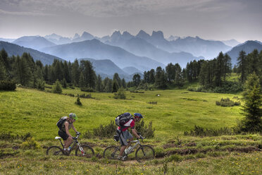 Italien, Dolomiten, Mountainbiking zu zweit - FFF01090