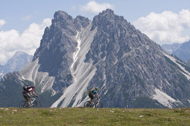 Italy, Dolomites, Couple mountainbiking - FFF01089