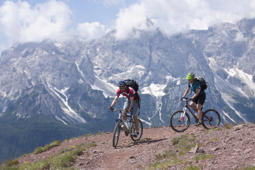 Italien, Dolomiten, Mountainbiking zu zweit - FFF01087