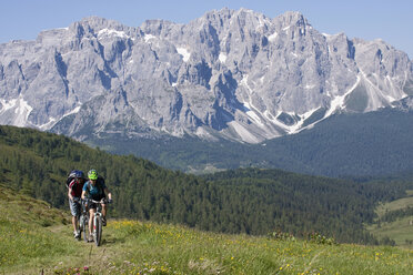 Italien, Dolomiten, Mountainbiking zu zweit - FFF01085