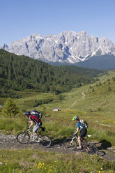 Italien, Dolomiten, Pärchen-Mountainbiking, Blick von oben - FFF01084