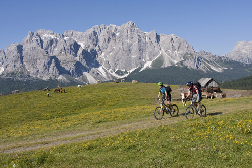 Italy, Dolomites, Couple mountainbiking - FFF01083