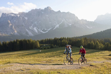 Italy, Dolomites, Couple mountainbiking - FFF01082