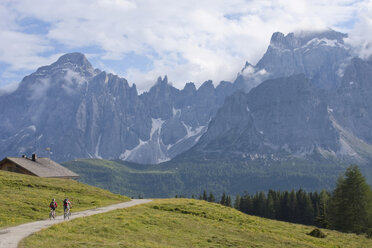 Italien, Dolomiten, Pärchen beim Mountainbiking, Rückansicht - FFF01081