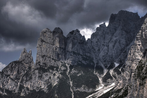 Italien, Dolomiten, Felswand, Stürmische Atmosphäre - FFF01079