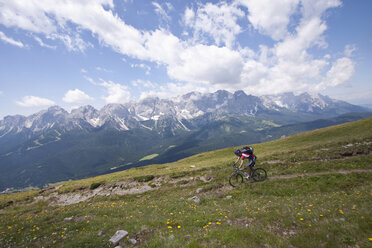 Italy, Dolomites, Mountainbiker, side view - FFF01078