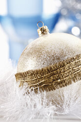 Christmas decoration, Christmas bauble and white christmas garland, close-up - 11719CS-U