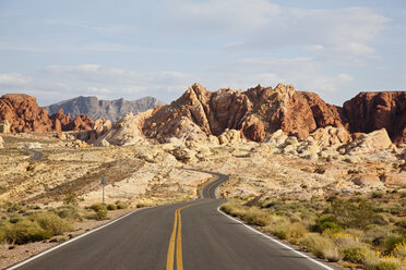 USA, Nevada, Valley of Fire State Park, Leere Straße - FOF01586