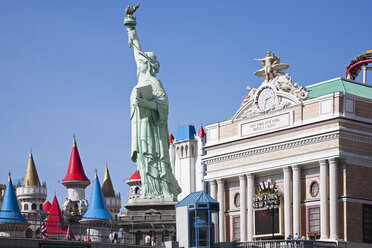 USA, Las Vegas, Hotel New York mit Freiheitsstatue im Vordergrund - FOF01582