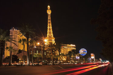 USA, Las Vegas, Hotel Paris bei Nacht - FOF01578