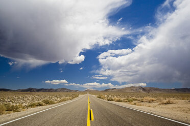 USA, California, Death Valley, Deserted highway - FOF01571