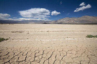 USA, Kalifornien, Death Valley, Rissiger Boden - FOF01566