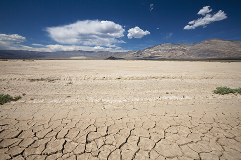 USA, Kalifornien, Death Valley, Rissiger Boden - FOF01566