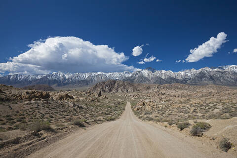 USA, Kalifornien, Sierra Nevada, Flat Road, im Hintergrund Mount Whitney, lizenzfreies Stockfoto