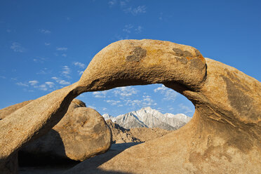 USA, Kalifornien, Sierra Nevada, Mobius-Bogen im Hintergrund Mount Whitney - FOF01559