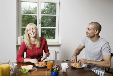 Germany, Berlin, Young couple having breakfast - WESTF13485