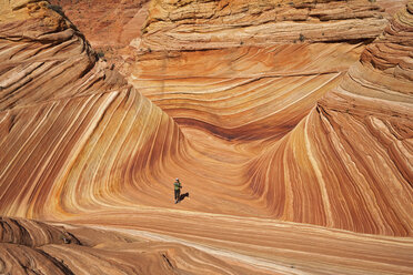 USA, Utah, Coyote Buttes, Die Welle und einzelne Touristen - FOF01621