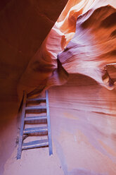 USA, Arizona, Unterer Antelope Canyon, Sandsteinwände, Leiter - FOF01614