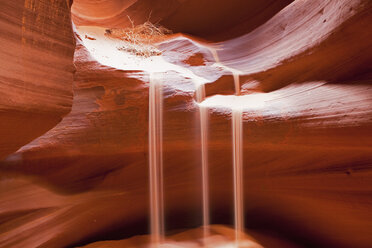 USA, Arizona, Page, Oberer Antelope Canyon, Sonnenstrahlen - FOF01611